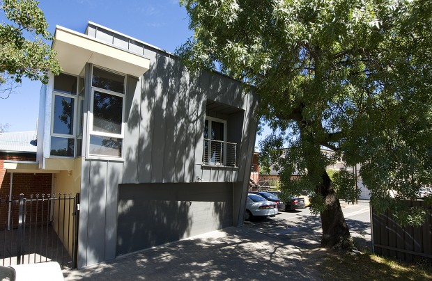 Sustainable Bedsit behnd business in North Adelaide